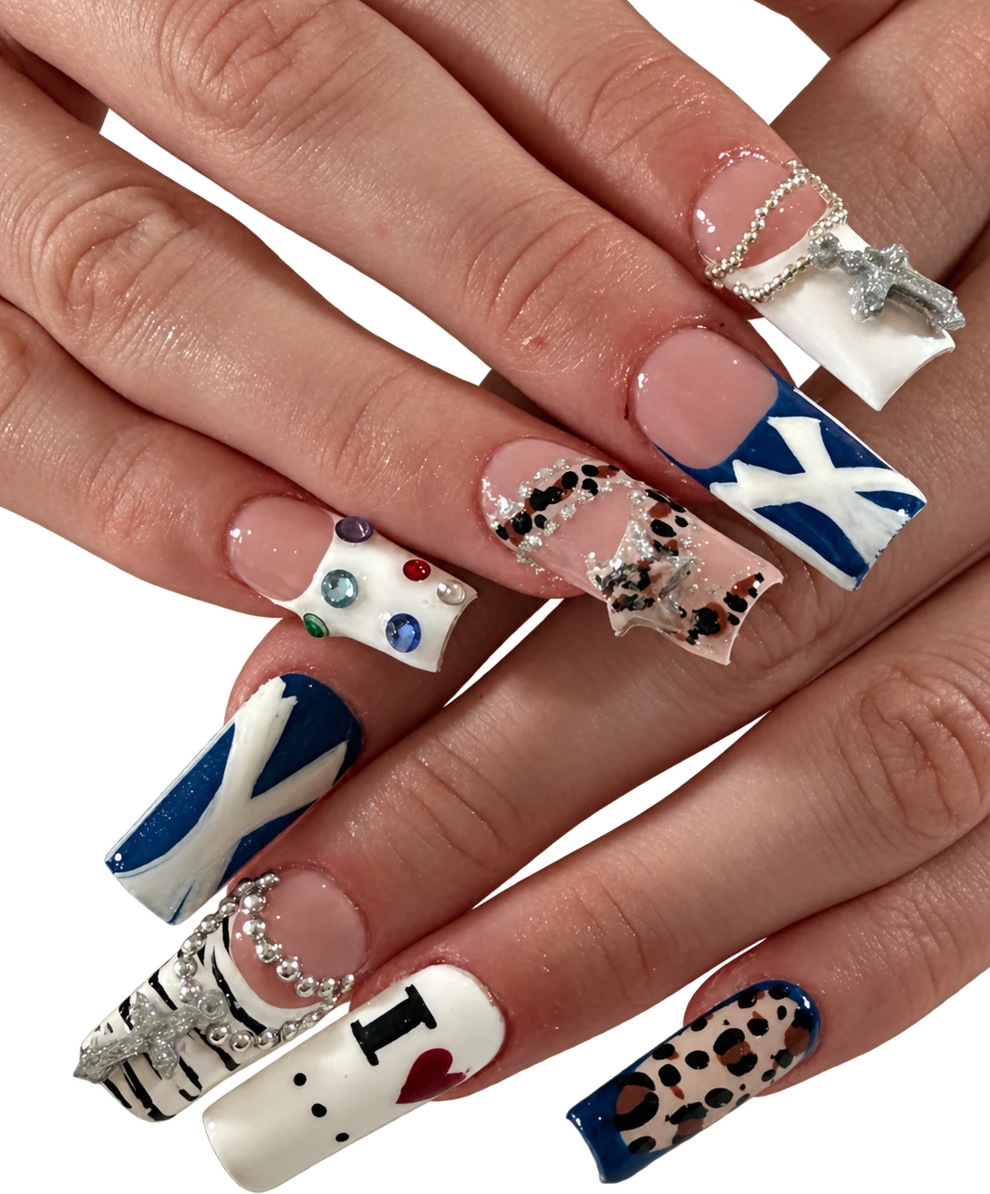 Nail art XL : ongles carrés avec drapeaux bleus, strass, chaînes argentées et motif léopard