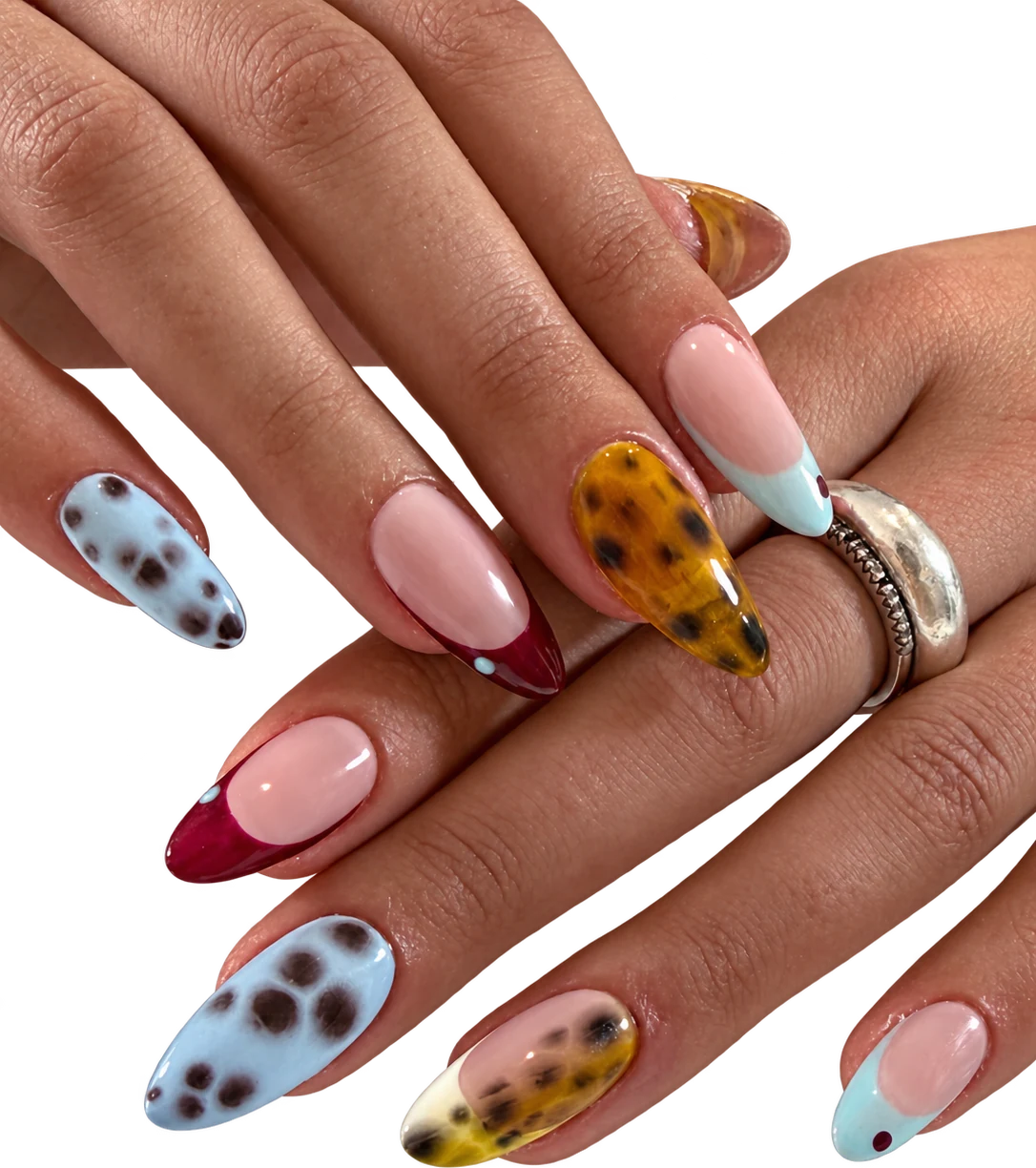 Ongles amande, écaille, bleu ciel tacheté et french bordeaux