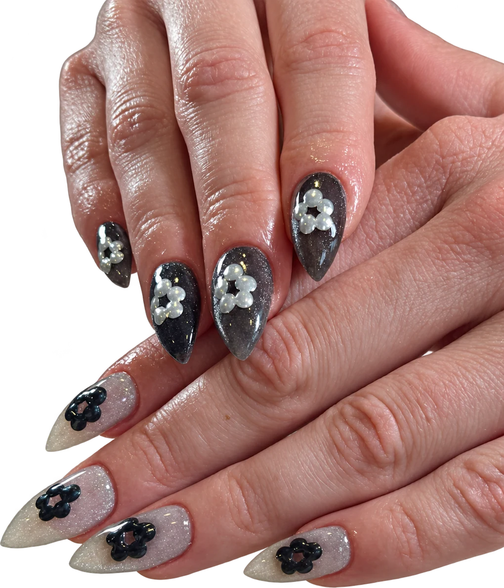 Ongles stiletto noirs et nacrés avec fleurs en perles