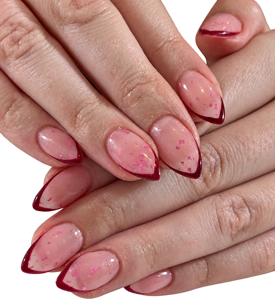 Mains aux ongles amande rose lacté, french bordeaux et paillettes, réalisées par Louison