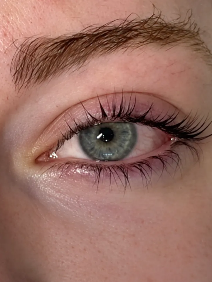 Œil vert-gris, cils allongés et fins, sourcil roux